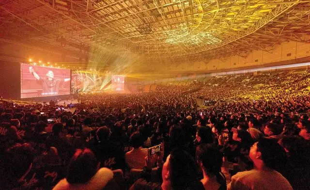 任宰范在KSPO巨蛋身穿黑色长袍深情演唱，白发造型展现岁月沉淀