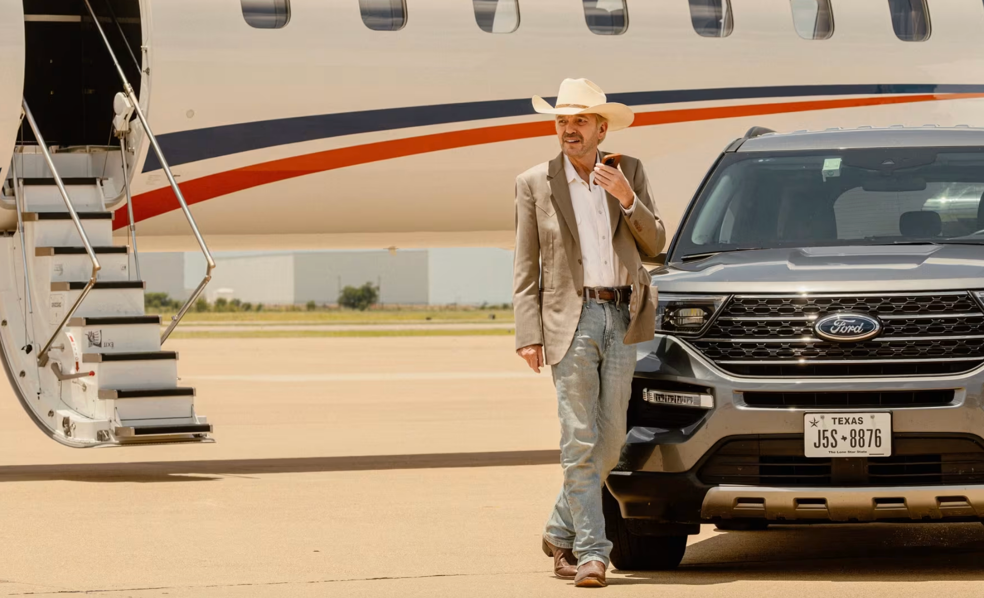 《石油人》第二季大结局剧照，汤米与主要角色在德克萨斯州