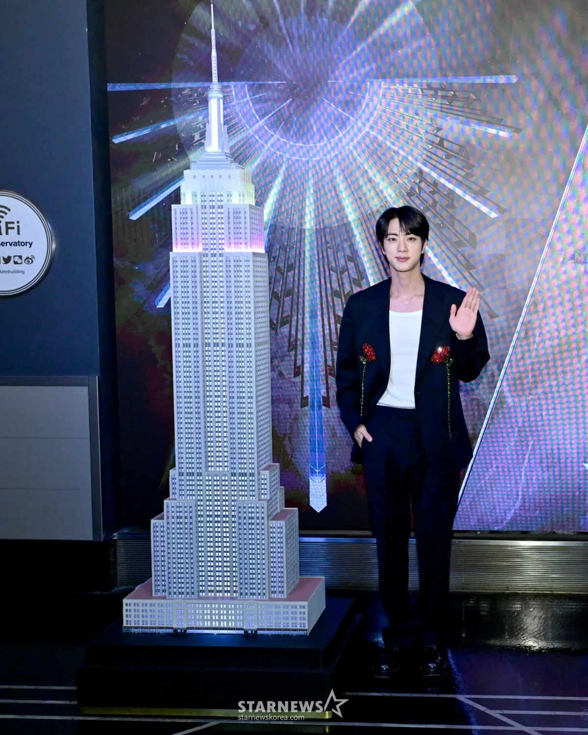 BTS成员Jin金硕珍在纽约帝国大厦出席第二张个人专辑Echo的点灯仪式,身着帅气西装