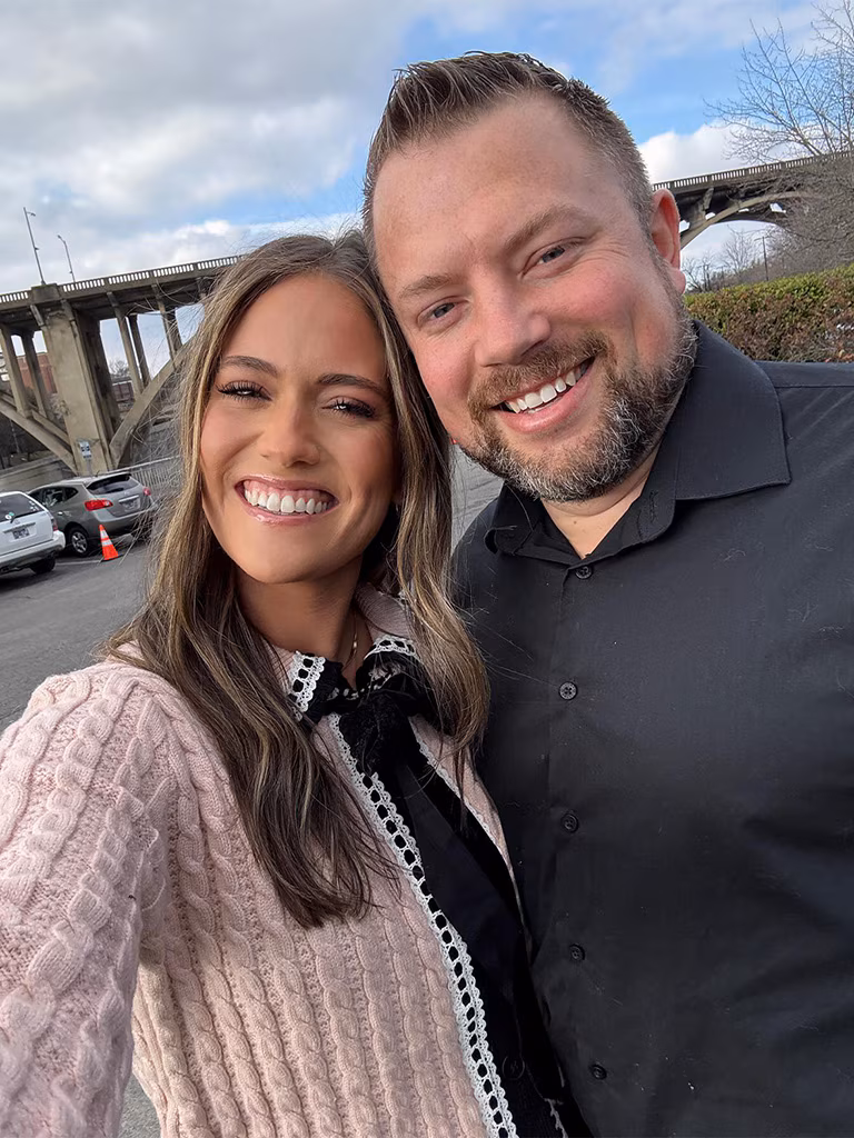 Zach Bates和妻子Whitney Bates的合影