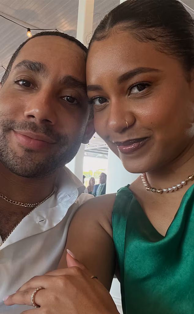 Iyanna McNeely身穿蕾丝紧身婚纱，展现优雅迷人的背影