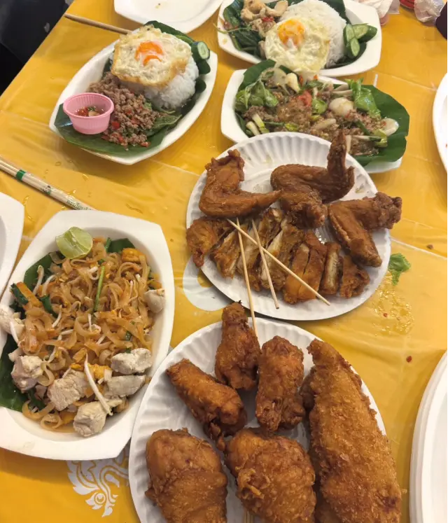洪真英在泰国旅行中的自然瞬间