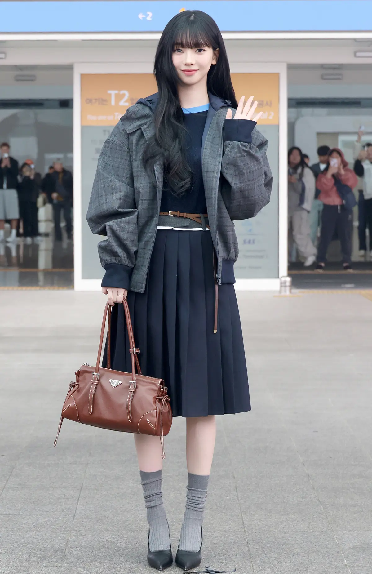 Karina侧颜展示精致妆容与柔顺长发,展现女团顶级门面的机场时尚魅力