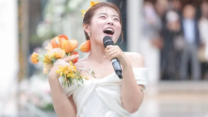 宋尤娜在YouTube视频中分享离婚后面接交涉日的感受，眼神中流露出单亲妈妈的坚强