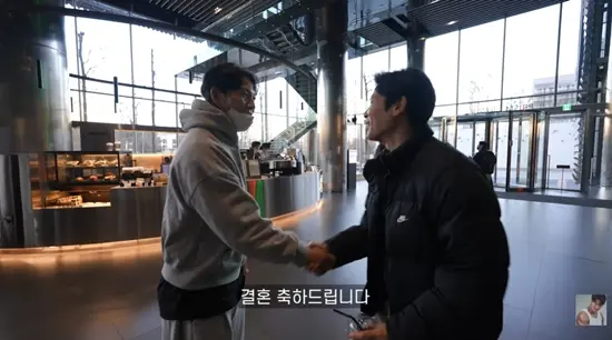 金钟国在其个人YouTube频道GYM JONG KOOK中与Running Man制作团队PD们进行谈话