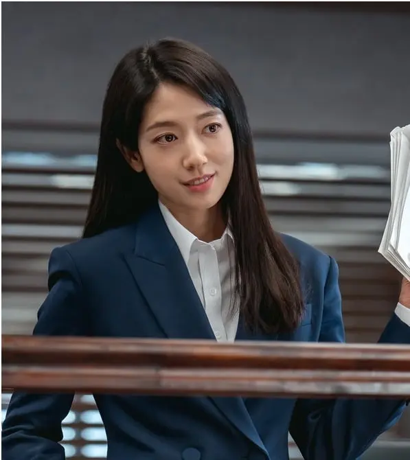 朴信惠在电视剧Undercover Miss Hong中的剧照,展现角色洪金宝的职场形象