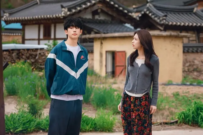 丁海寅河英新剧《这种像麦芽糖般的爱情》剧照公开，2026年Netflix最粘稠罗曼史来袭