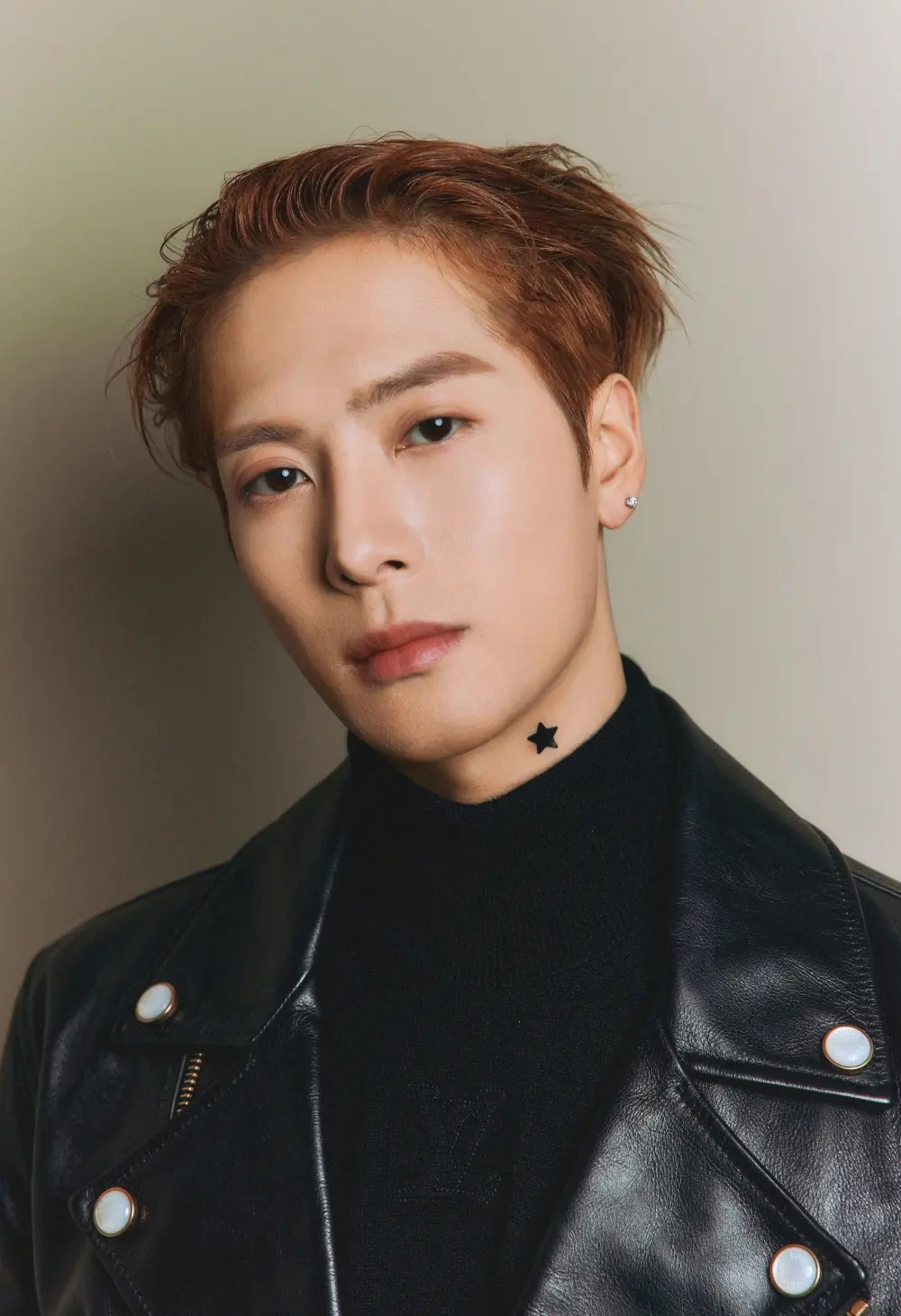 Jackson Wang王嘉尔在巴黎路易威登秀场展现全球影响力，身着时尚造型引人注目