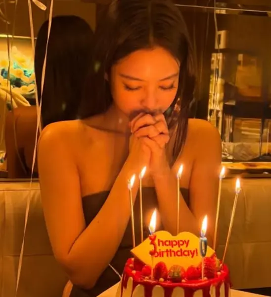 Jennie生日派对时尚穿搭展示独家魅力与氛围感