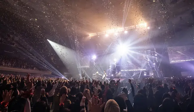 NCT Yuta在武道馆演唱会安可环节与全场粉丝互动,气氛热烈
