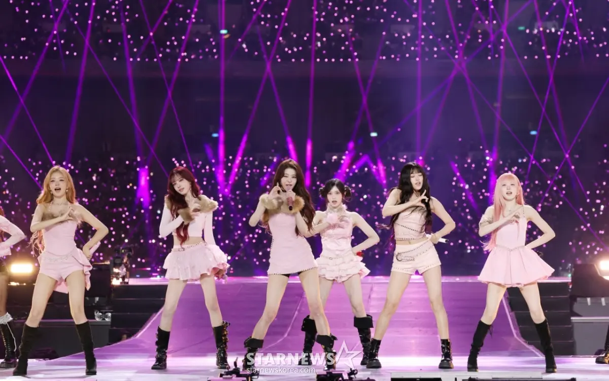 IVE全员身着华丽演出服在AAA 2025十周年盛典上的动人瞬间