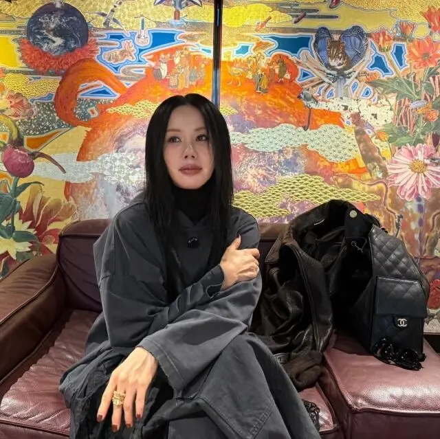 严正化东京旅行穿搭封神！56岁状态完胜少女，C社包包配皮衣气场全开
