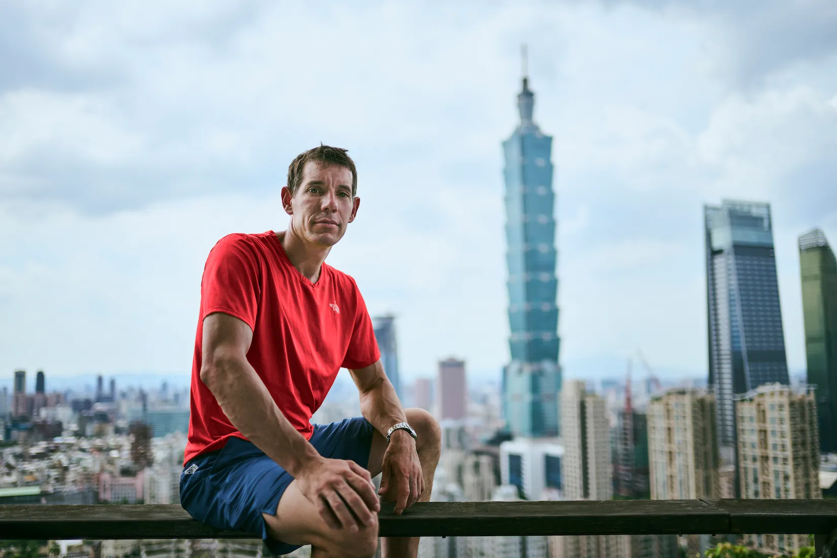 玩命直播！“徒手攀岩第一人”亚历克斯挑战台北101，网飞全程直击生死时刻