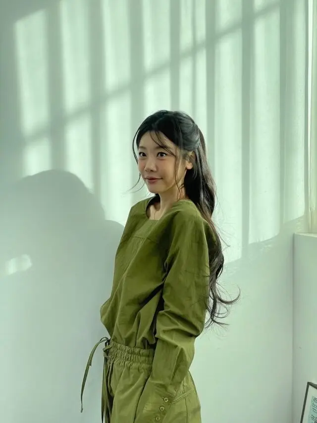 素珍身穿灰米色西装套装,尽显职场女性知性魅力
