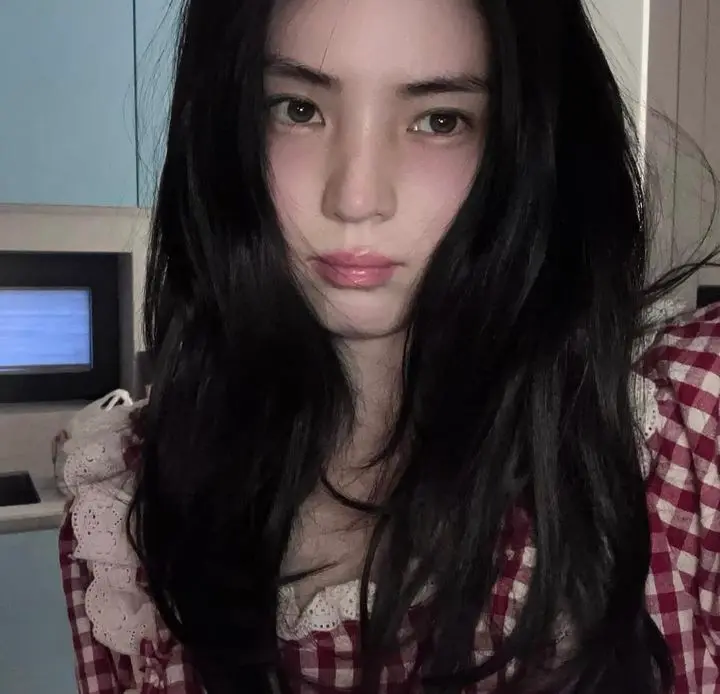 韩素希双手托腮做出花托手势的自拍照片,展现精致小脸
