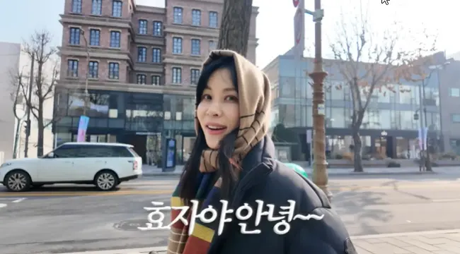 高素荣在视频中享受汉南洞的悠闲早午餐