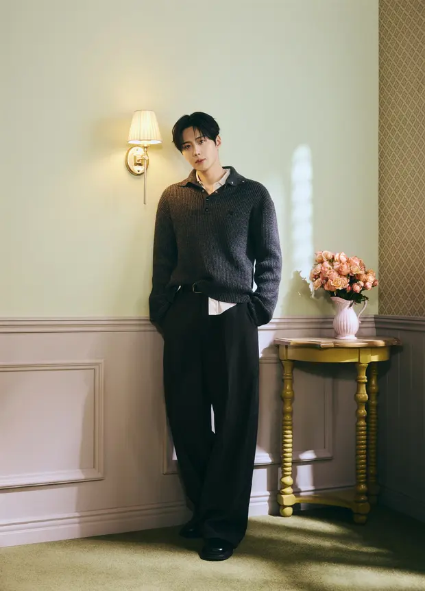 《这爱情可以翻译吗》男主角金宣虎深情注视剧照,展现细腻演技
