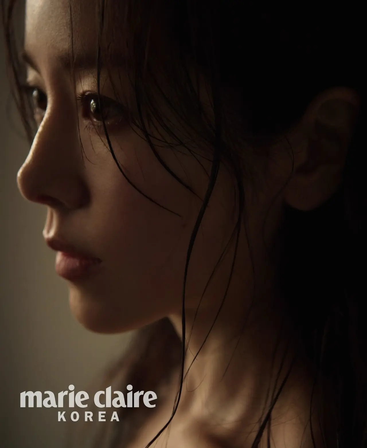 韩志旼身穿黑色露背礼服拍摄Marie Claire时尚画报,展现优美背部线条
