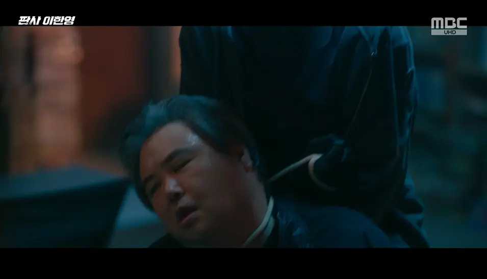 李汉英在千钧一发之际赶到船上救下证人,剧情进入高潮