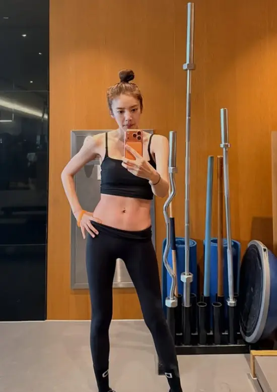 孙淡妃在YouTube视频中展示产后身材恢复的成果与自信笑容