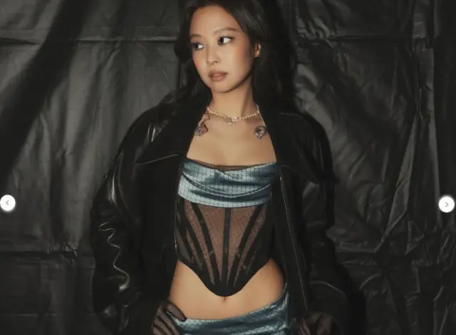 Blackpink Jennie在东京巨蛋演唱会后台手捧庆祝物品,面带微笑庆祝生日