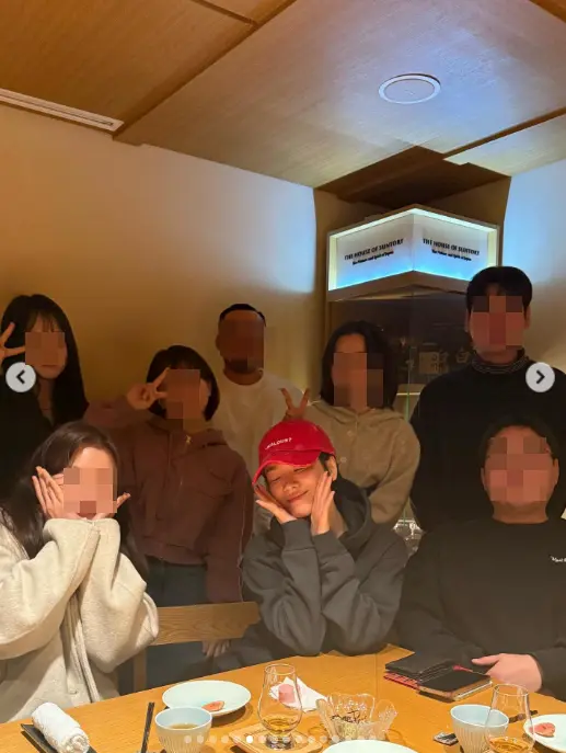 宋慧乔私下生活照,展现与团队亲密无间的温馨氛围