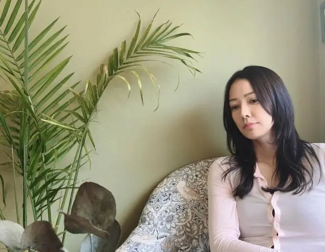 孙泰英身穿粉色上衣搭配精致妆容,尽显温柔气质