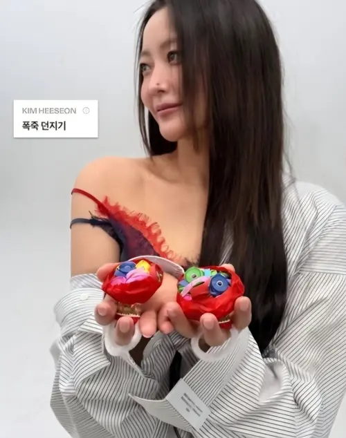 金喜善尝试佩戴巨大蝴蝶结发饰，对着镜头自拍展现可爱魅力