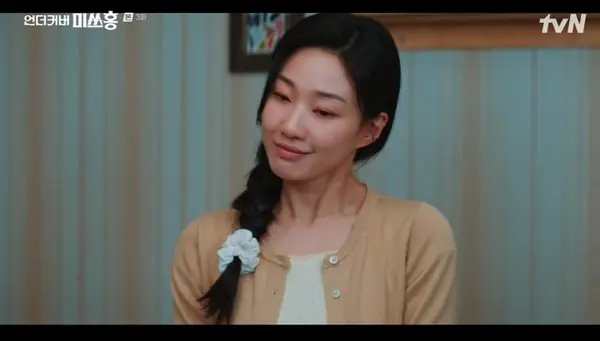 河允景在《Undercover Miss Hong》中发现朴信惠翻看笔记愤怒质问