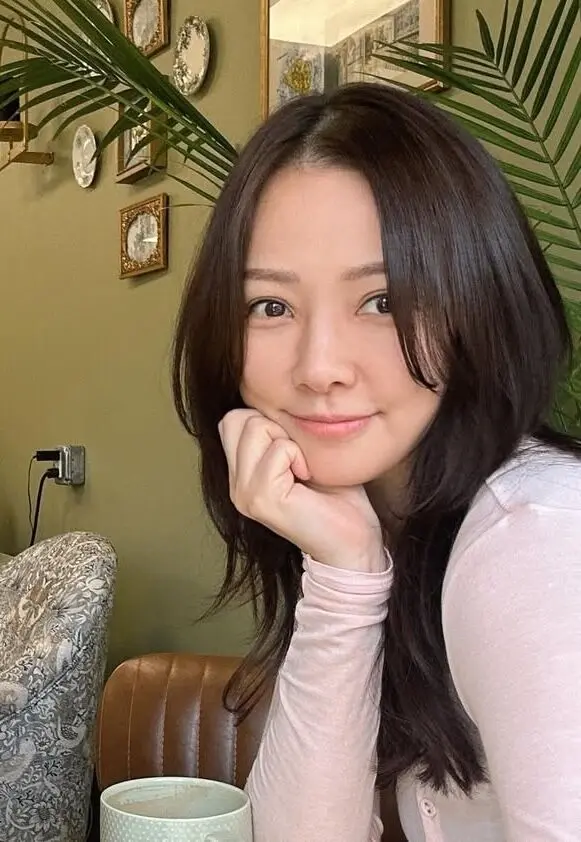 孙泰英在纽泽西咖啡店展现清纯美貌,状态宛如少女
