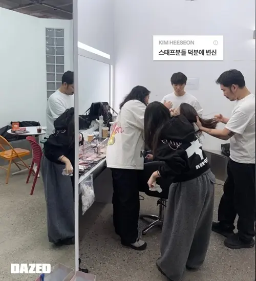 金喜善手持拍摄道具微笑，展现近50岁依然自然的松弛感