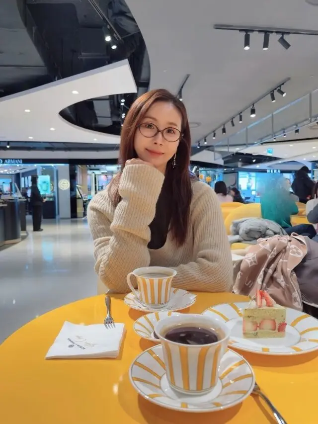 韩多感坐在咖啡店窗边,展现优雅知性的整体穿搭风格