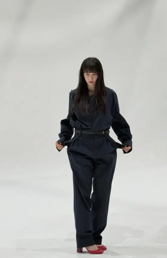 李奈映所属经纪公司发布的最新画报,展现清纯冻龄美貌