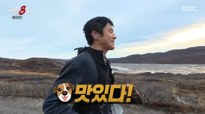 旗安84在浑浊水坑中清洗冰块并享受“法式美味”的爆笑瞬间