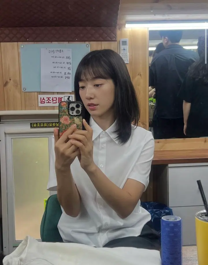 朴信惠展示清爽短发笑容甜美