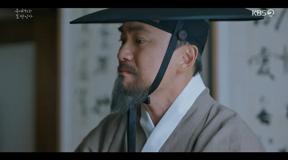 南志铉饰演的洪恩조为了保护父亲跪地受罚,场面令人心碎