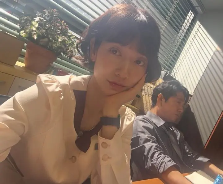 朴信惠Instagram更新短发自拍状态极佳