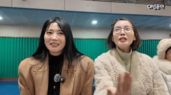 吴允儿出席患有发育障碍的儿子宋民的高中毕业典礼,笑容灿烂,展现单亲妈妈的坚强与美丽