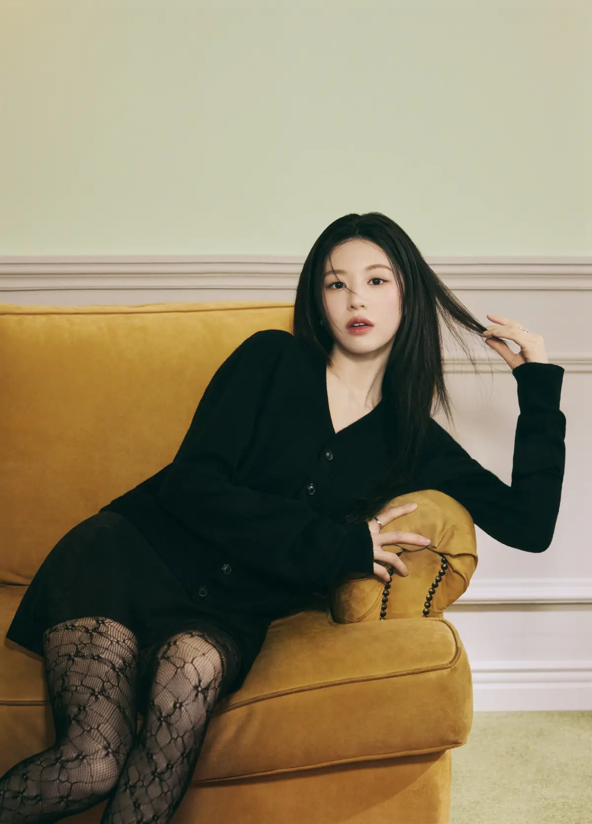 高允贞身穿白色上衣接受采访,展现清纯自然的美貌与成熟的演员心态