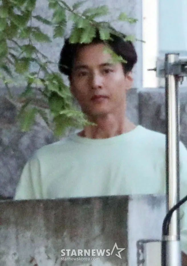 元斌过去在首尔街头等待拍摄广告时的花絮侧拍
