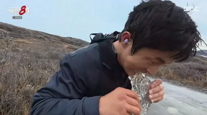 旗安84面对无尽上坡路时崩溃抱怨的表情特写