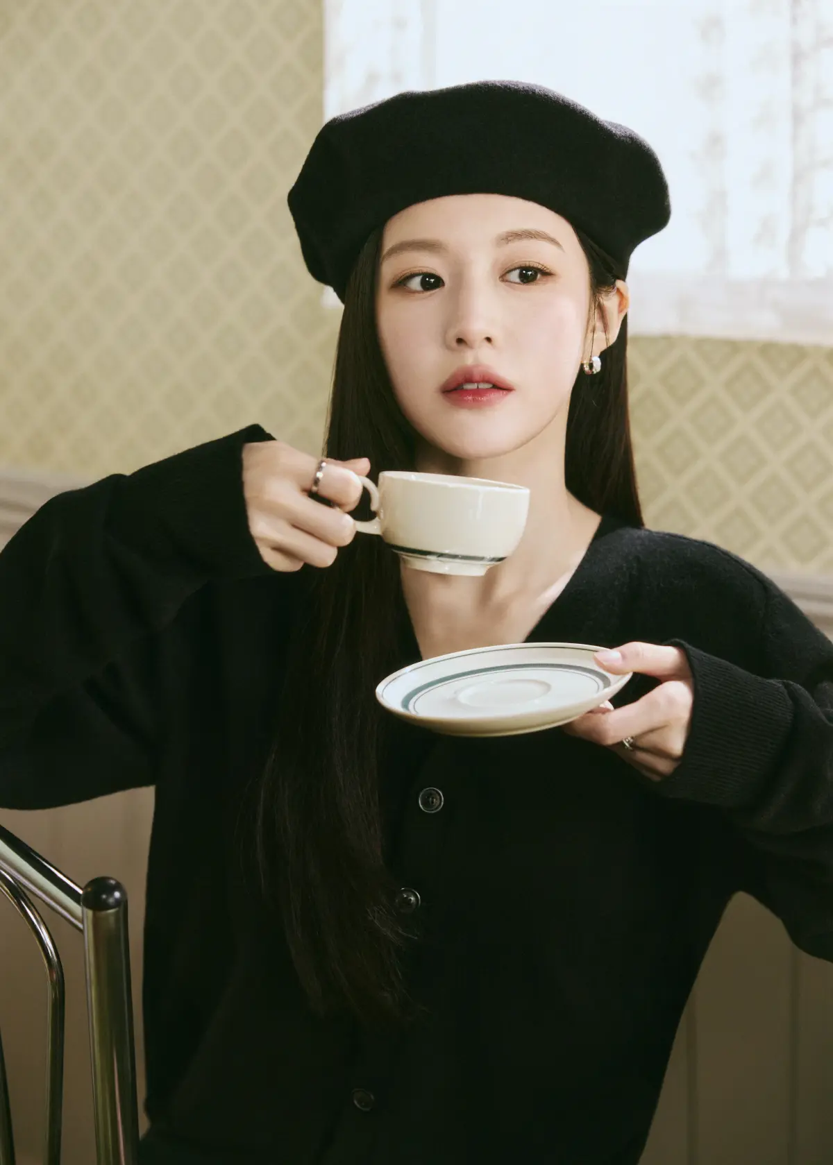 高允贞在Netflix新剧《这爱情可以翻译吗》中饰演顶级明星车木熙的剧照,展现迷人微笑