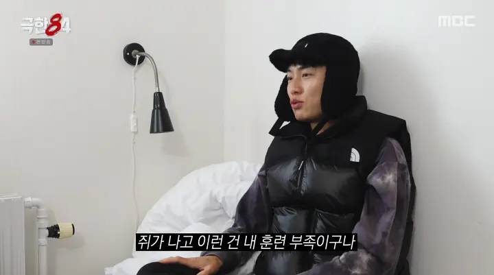 权化云一瘸一拐地冲过终点线,完成北极马拉松的全程挑战