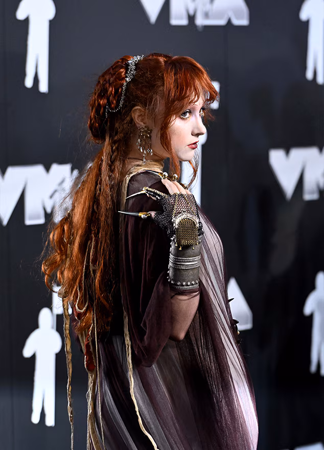 歌手Chappell Roan在MTV活动现场表演