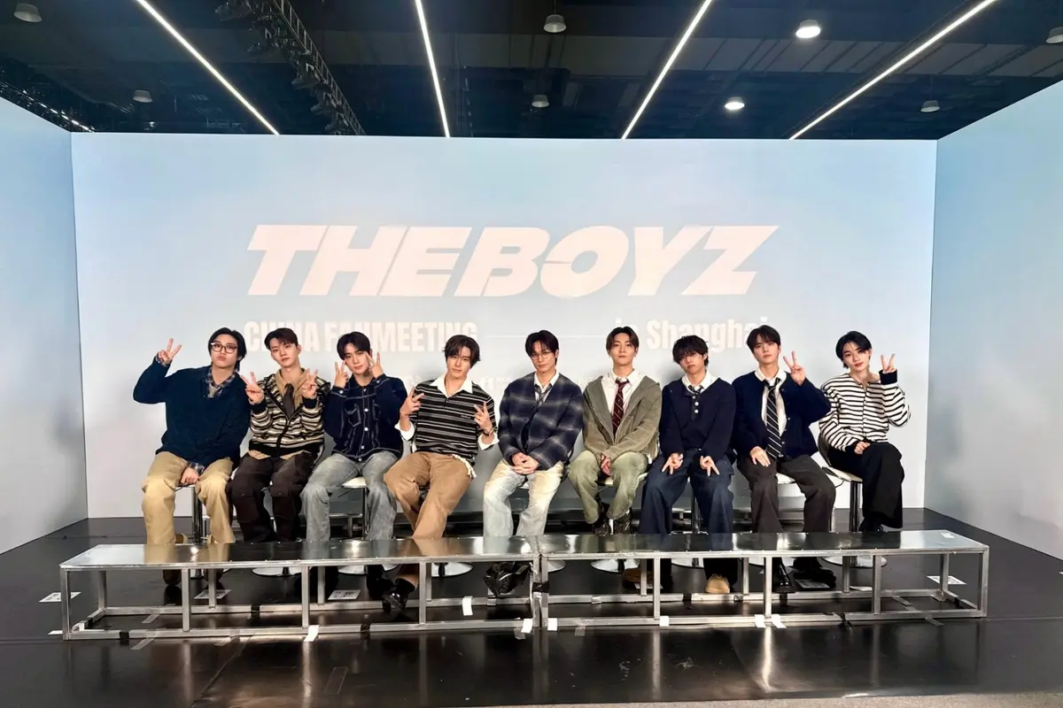THE BOYZ上海粉丝见面会开场,成员们热情向现场粉丝问候