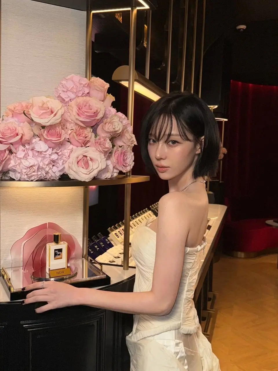 Winter精致的妆容与宛如欧洲皇室公主般的清冷气质特写