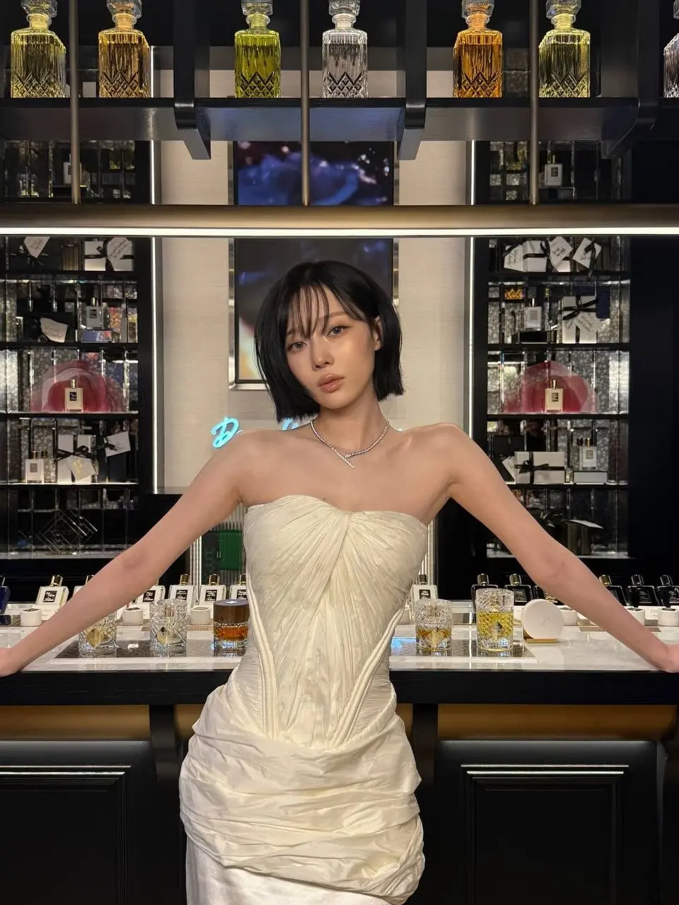 Aespa Winter身穿白色抹胸礼服展示优雅直角肩与锁骨线条