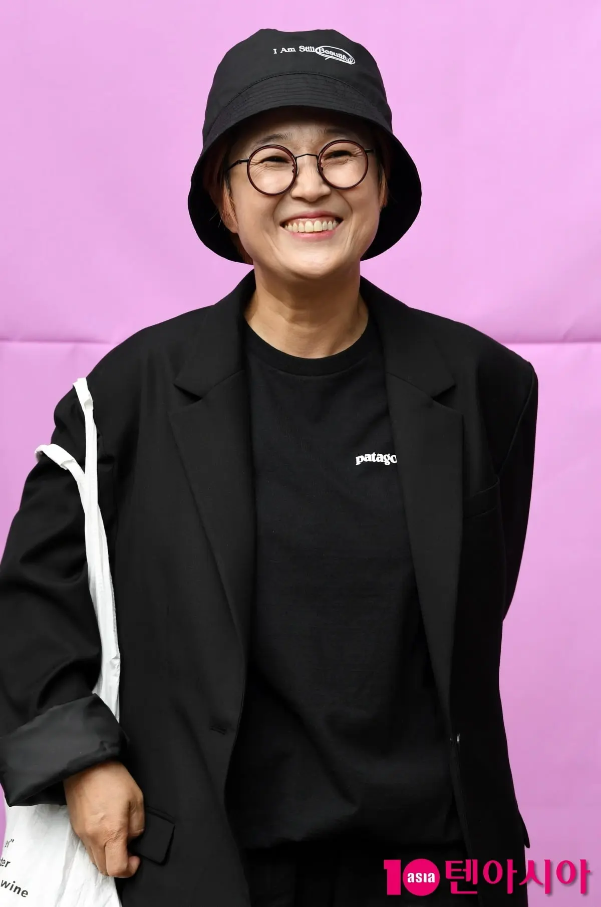 宋恩伊在节目中面带微笑,展现出自信干练的女CEO形象