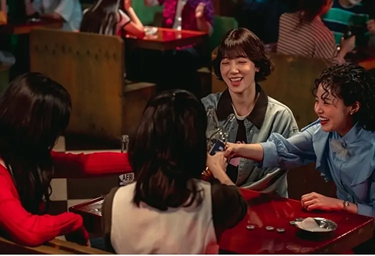 电视剧《Undercover Miss Hong》再现90年代复古职场与金融危机背景