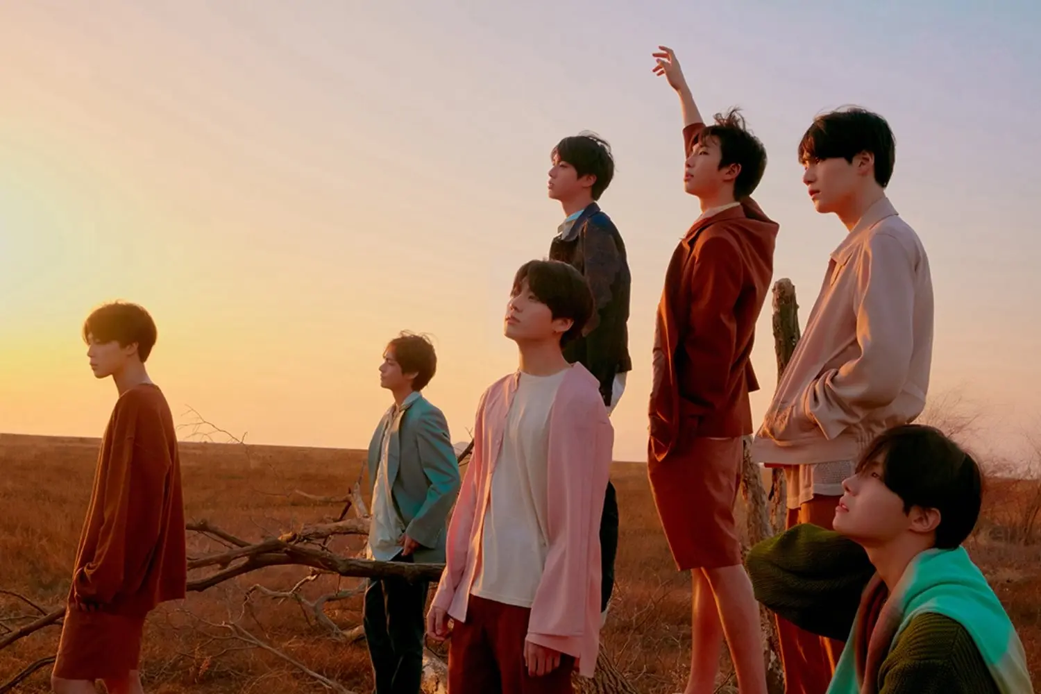 防弹少年团BTS全员身着演出服的帅气合影